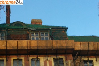 Łobez Elewacja i stary tynk - Zabezpieczenie przed odpadającym tynkiem z ścian na ulicę Sklep Łobez